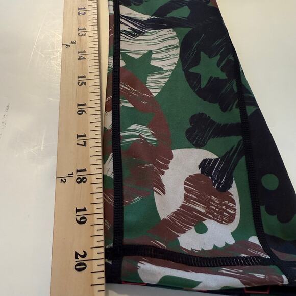 CVG Reversible Leggings Size M | Skull Camo & Red Honeycomb “Badass” Print Capri - Picture 8 of 10